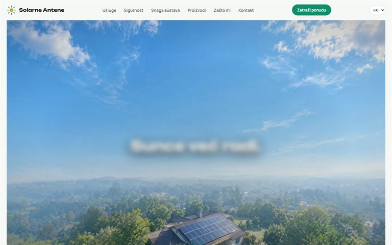 Naslovnica stranice Solarne Antene: zračna snimka kuće sa solarnim panelima i naslov Sunce već radi.